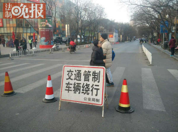 北京三里屯今晨布置警力 太古里已撤所有垃圾桶