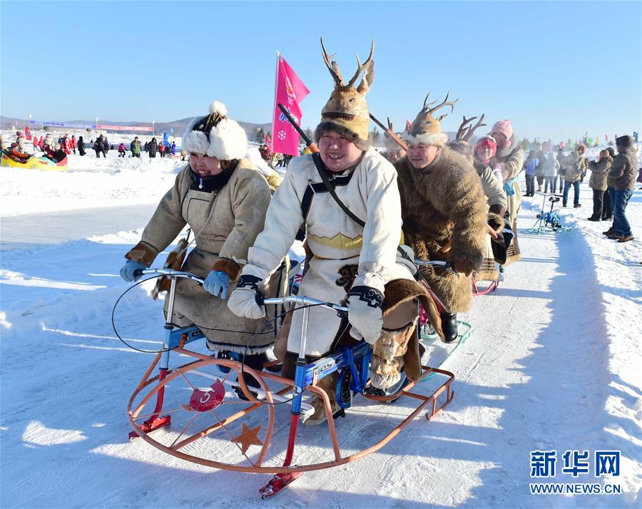 12月24日,鄂伦春民俗传统舞蹈"萨满舞引人驻足观看.