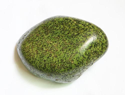 位奇石爱好者在位于林芝地区的雅鲁藏布江中取出了几块美丽的绿色石头