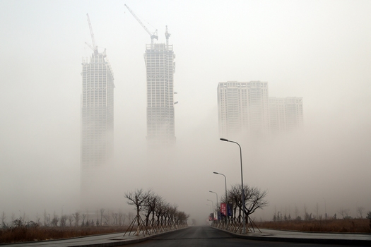 12月23日,大连东港商务区上空雾霾笼罩.