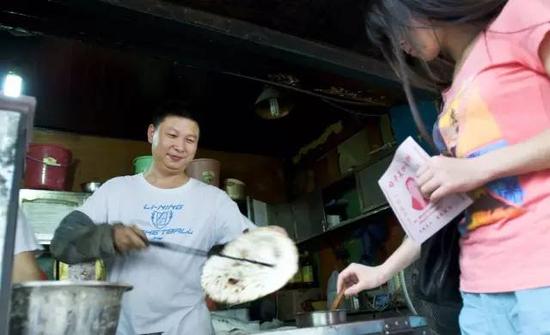 肉饼店老板长相酷似习近平：我不靠脸吃饭(图)