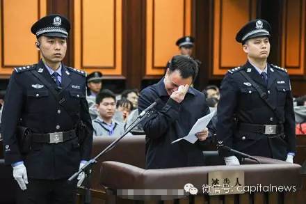 看到这,小伙伴们都惊呆了,从担任广东团省委书记开始,万庆良换了七个职务,竟一直没有停下贪腐的脚步。更让人惊叹的是,这并没有阻碍他一路升迁。原来,中央反复说的“带病提拔”典型,就是这位万书记啊。