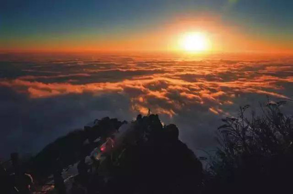日出,云海,光和圣灯,是峨眉山的四大绝境,而冬天的金顶在厚厚白雪覆