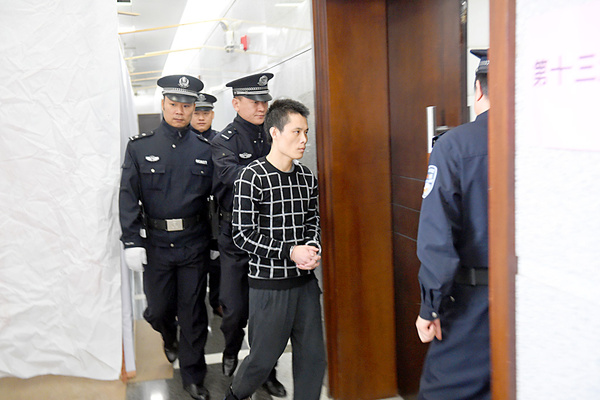 蔡广创被押入法庭  南方法治报记者 景国民 摄 蔡东家被依法查扣的