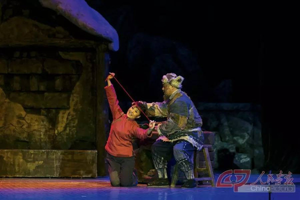 雷佳和高鹏在歌剧《白毛女》中演出最经典唱段"扎红头绳"瞬间.