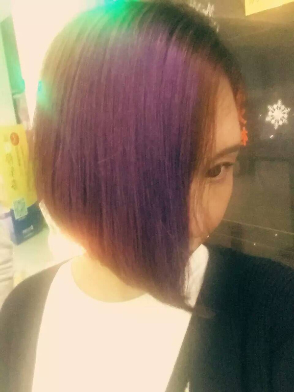 可以选择只染一撮头发,有时候一小撮头发的点缀,就能让你出彩.