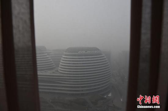 北京雾霾减弱速度缓慢 局地有零星小雪