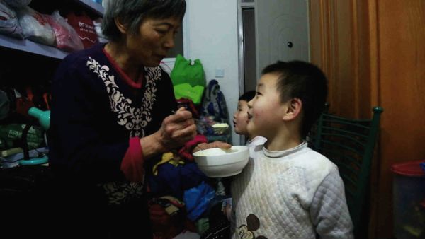 养老之年再度扶养女女