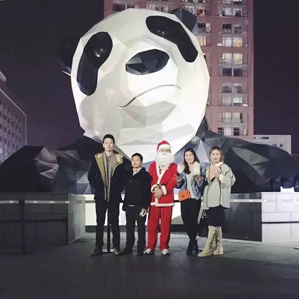 与feekr老人相遇在人来人往的地铁口,是今年圣诞最特别的回忆