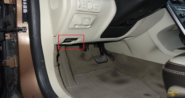 参考上图提示在车辆上准确找到车辆obd接口所在的位置.