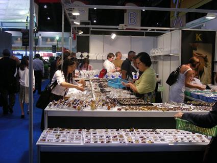 中国女子泰国珠宝展吞食钻石 被抓后飚日语(图)