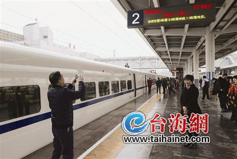 昨日上午,d81次动车从赣州站驶出,标志着赣瑞龙铁路正式开通运营