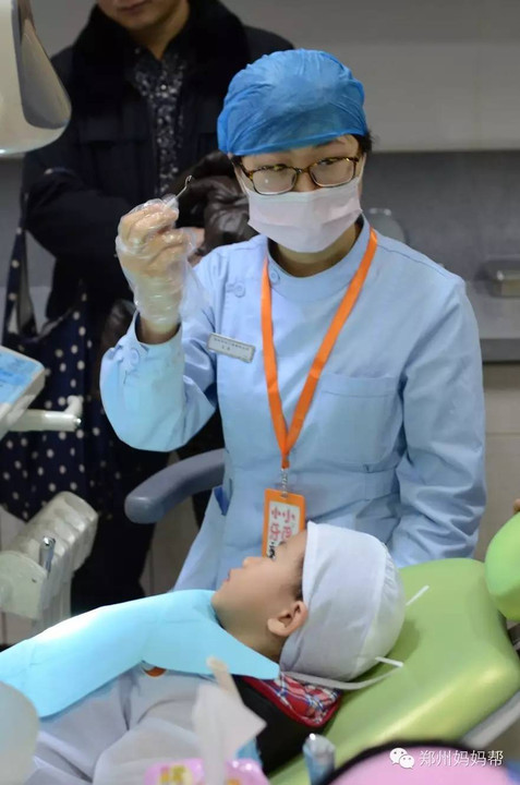 专业大夫给小朋友演示讲解;帮小朋友检查牙齿,一个个都是特别勇敢.