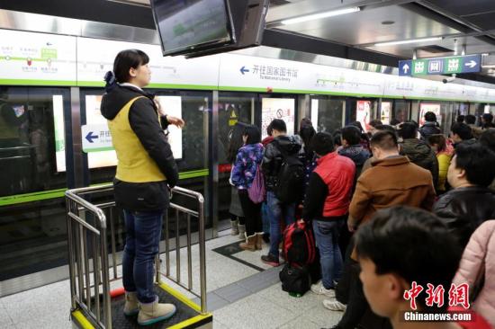 今起北京地铁16座车站试行低峰票价7折优惠