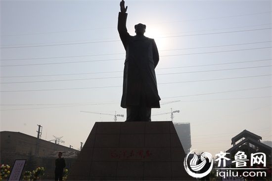 济宁一村竖起全国最高毛主席铜像 净高12.26米