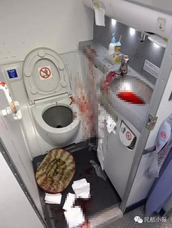 一抑郁男自疑被追杀 厦航班机上自残血溅卫生间