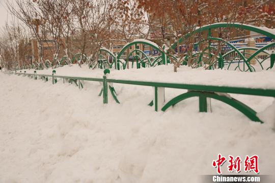 新疆中蒙边境团场3天2场降雪 积雪厚度已超40cm