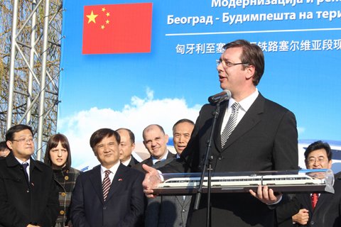 12月23日,在塞尔维亚诺维萨德,塞尔维亚总理武契奇在匈塞铁路塞尔维亚段启动仪式上致辞。