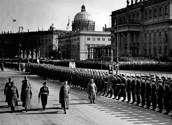 阿道夫·希特勒授予汉娜reitsch铁十字勋章二等勋章,1941年3月.