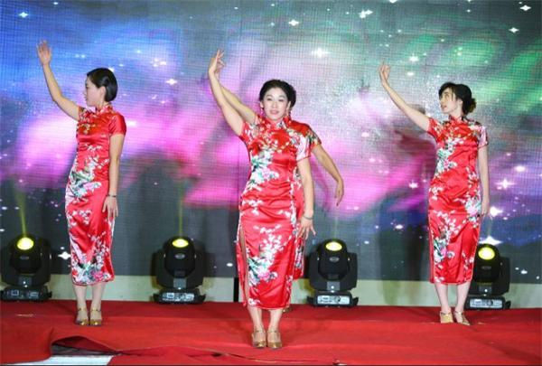 太美了……"当身着华丽旗袍的参会女性,走向舞台展现自信与美丽的时候