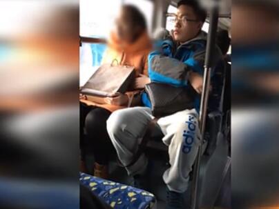 男子公交车上"袭胸"女子被录成视频,猎律网