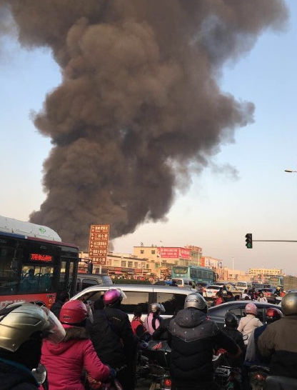 福州福峡路附近起火 国内最大内销拖鞋厂被烧
