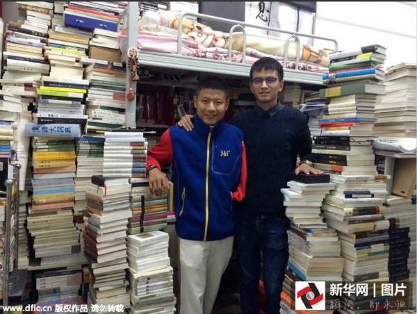 云南师范大学“学霸”寝室里堆放5000册书籍 