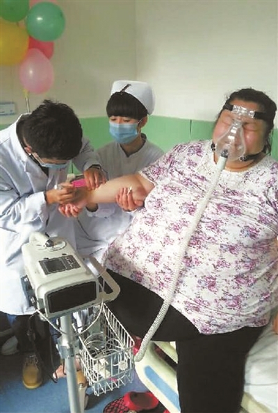 14岁,本来该是生机四射、忧心如焚的年岁,可家住贵州省六枝特区的王椿云小伴侣却终日窝在家里打电动,不违心外出。本来小大年岁的他身高1.57米,体重却到达320斤,因为身材累赘超负荷,加之过于瘦削怕被他人讥笑,椿云不是躲在课堂里,那是待在家中,不肯外出。据说南京已经胜利为瘦削人士瘦身,昨日上午,椿云和爸爸妈妈三人从贵州赶到南京,指望可以有机遇取得医治。