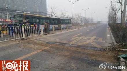 北京公交车横截朝阳路 事故原因为机械故障