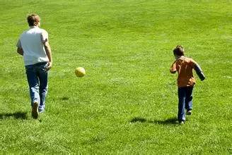 教育男孩的最好方法:让爸爸带去踢足球