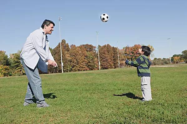 教育男孩的最好方法:让爸爸带去踢足球