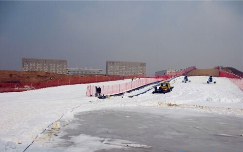 12月29日,山东省首家高校滑雪训练基地在青岛恒星科技学院正式启用.