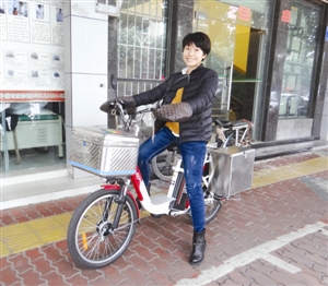 护士小葛骑电单车为患者送药 廖月尧摄