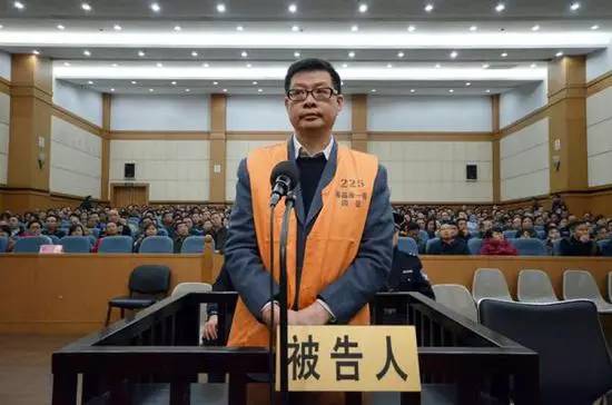 權力的魅惑首先吸引了一批房地產商圍繞在周文斌身邊,為了感謝周文斌在工程招投標、審計決算等環節的關照,他們多以金錢「進貢」。