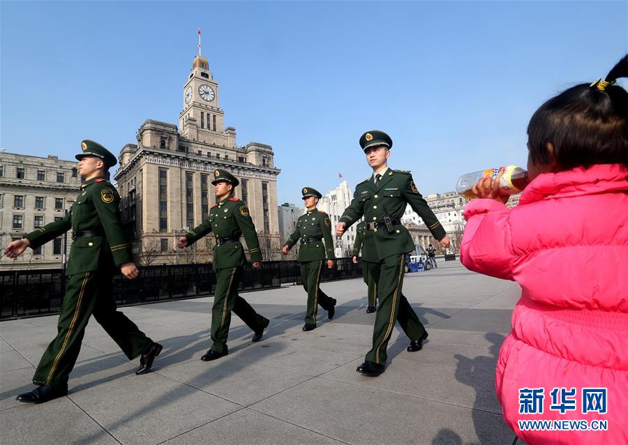 当日,武警上海总队七支队组织执勤官兵到上海外滩地区哨位熟悉地形