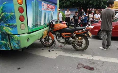 汽车追尾自行车,汽车竟然凹了,这是为啥高清图片
