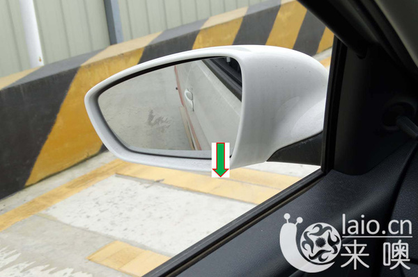 第二点,用雨刷器龙骨对齐标杆停车.