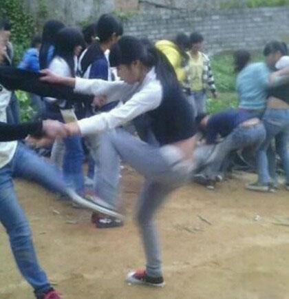 盘点那些在校园里打仗的女生,女生的花朵啊祖国骂艹图片