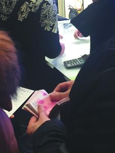 上海：黄牛商场“蹲点” 加入黄金、手机抢购