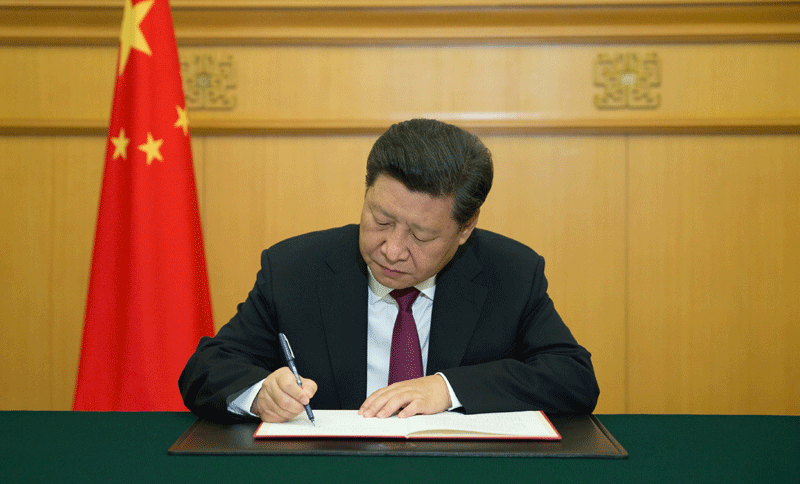 图为2015年8月29日，变中国家主席习近平签署主席特赦令。主席令新华社记者 兰红光 摄