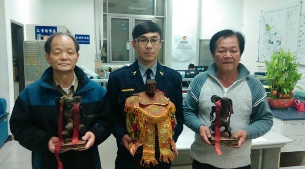 台湾两男子盗千里眼神像 被抓时以为是神像报警