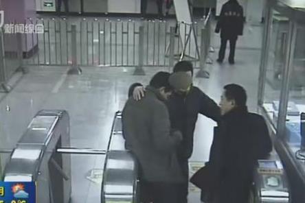 上海10号线站内3名男青年酒后抽烟被拘留