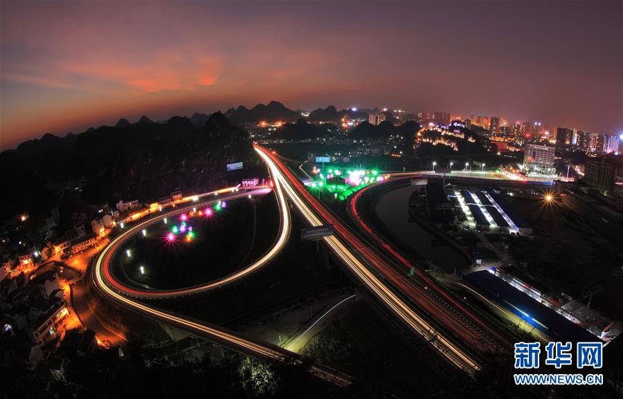 这是贵州安顺境内的沪昆高速安顺南出口匝道夜景(2015年12月22日摄)