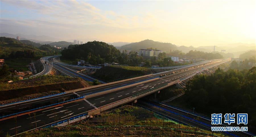 这是杭瑞高速公路贵州省遵义市凤冈县南出口(2013年7月29日摄).
