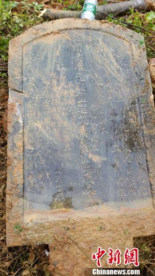 广西南宁发现明清石室墓群 现"夫妻墓"(图)