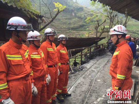 云南广南一锑矿发生坍塌3人被困 消防紧急救援