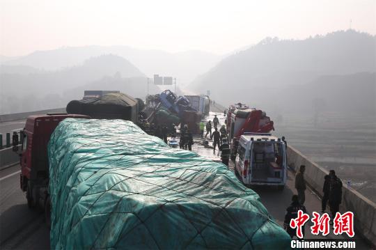 团雾影响 湖北汉鄂高速8车连环相撞致2死2伤