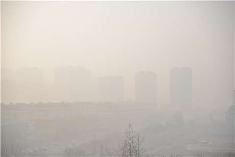 山东日照:雾霾笼罩港城