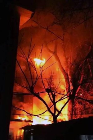 北京东城区一老居民楼深夜起火3人身亡