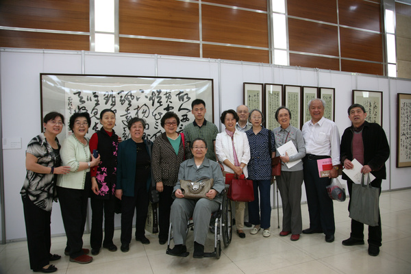 革命后代参观叶剑英之子叶选宁习字展图片